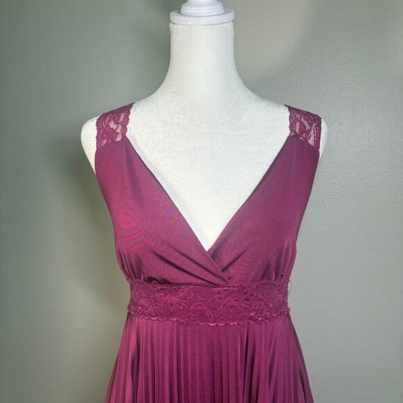 Soprano Y2K Size M Burgundy Lace Trim Pleated V-Neck Slip On Knee Length Dress - Picture 2 of 8